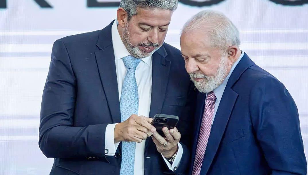 O presidente da República, Luiz Inácio Lula da Silva (PT), e o presidente da Câmara dos Deputados, Arthur Lira (PP-AL) (Foto/Joédson Alves/Agência Brasil)