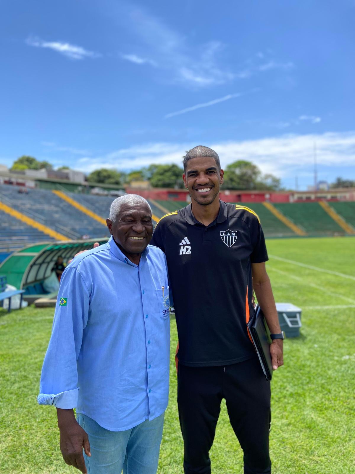 Sapucaia abraçando o ex-zagueiro e técnico do Atlético Leonardo Silva (Foto/Divulgação)