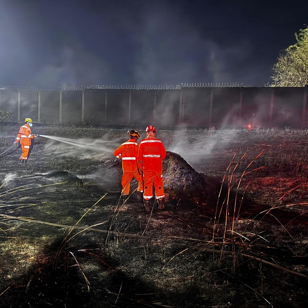 Foram utilizados aproximadamente 2.000 litros de água para o controle total das chamas (Foto/Divulgação Corpo de Bombeiros)