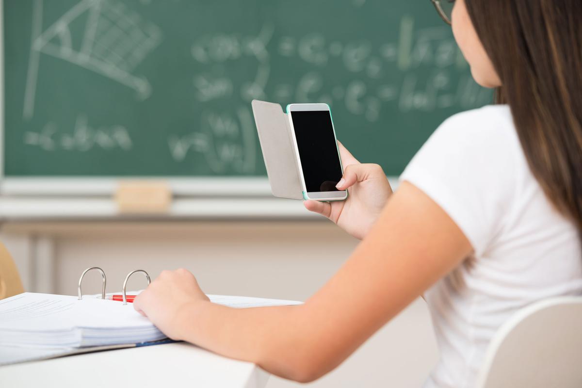 O uso constante em sala de aula e até mesmo nos intervalos compromete o desenvolvimento das crianças e adolescentes (Foto/Divulgação)