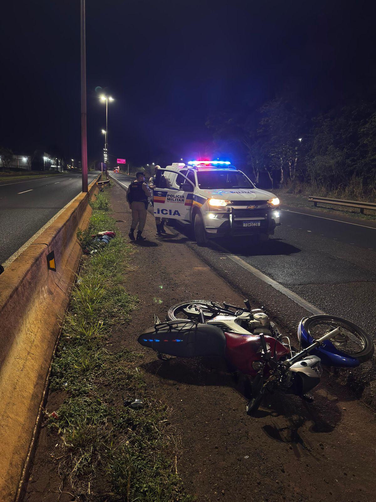 Perseguição da PM pelas ruas do Valim de Melo acabou com um homem preso e moto apreendida. (Foto/Divulgação/PMMG)