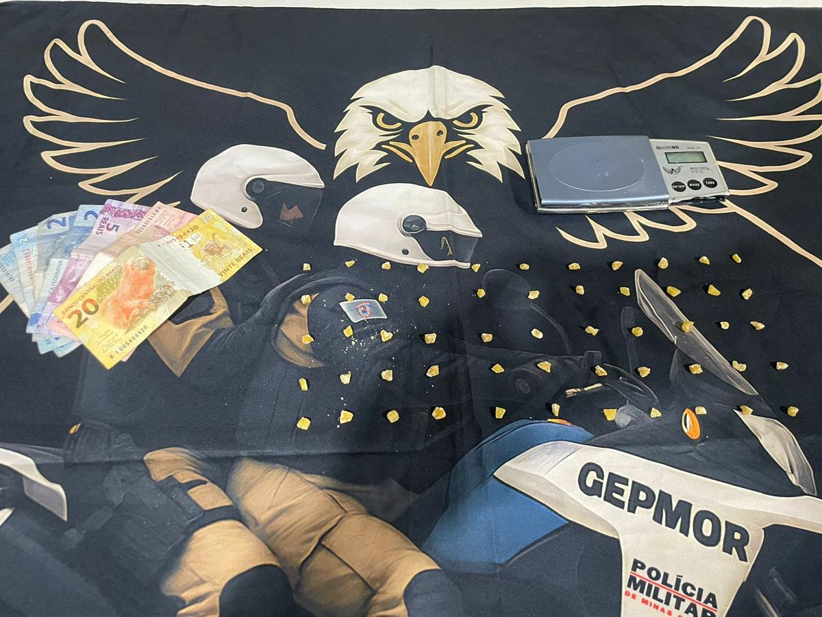 Polícia prende traficante com 55 pedras de crack no Josa Bernardino. (Foto/Divulgação/PMMG)