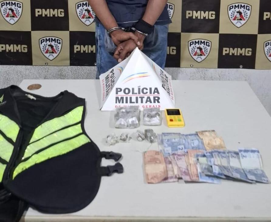 Mototaxista é preso em Uberaba com 12 tabletes de maconha e material do tráfico. (Foto/Divulgação/PMMG)