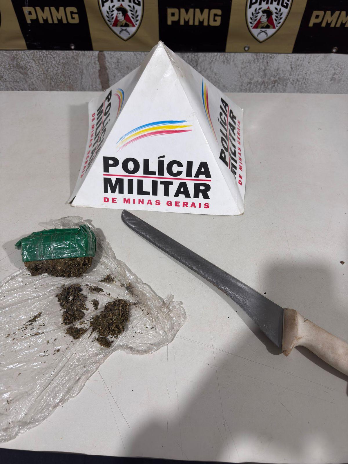 Tático flagra traficante no Residencial Rio de Janeiro e apreende maconha durante operação em Uberaba. (Foto/Divulgação/PMMG)