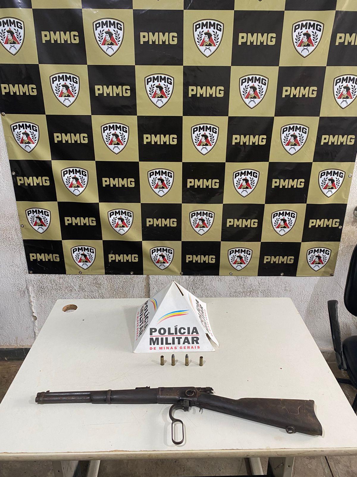 Patrulha Rural apreende carabina calibre .44 e munições na comunidade Paz na Terra, em Uberaba. (Foto/Divulgação/PMMG)