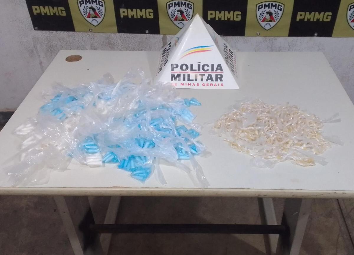 Farejador Unum entra em ação! Polícia encontra mais de 1kg de drogas enterradas em terreno na Vila Esperança. (Foto/Divulgação/PMMG)