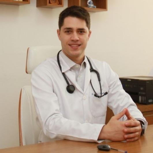 O geriatra Fábio Abdalla destaca que exercícios de força, aeróbicos e de flexibilidade ajudam a preservar autonomia e prevenir complicações na terceira idade. (Foto/Divulgação)
