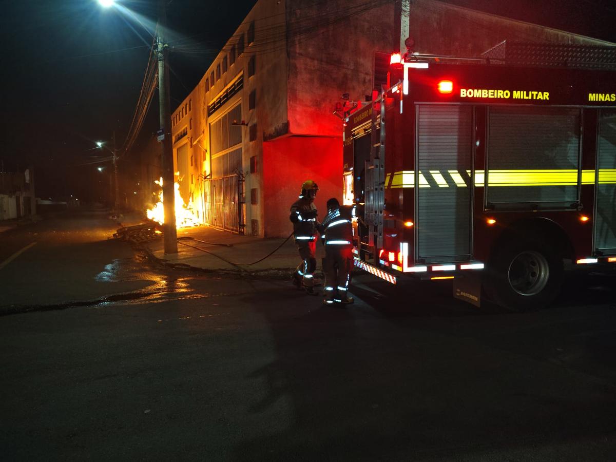 O Corpo de Bombeiros utilizou duas linhas de combate e aproximadamente mil litros de água para conter as chamas (Foto/Divulgação)