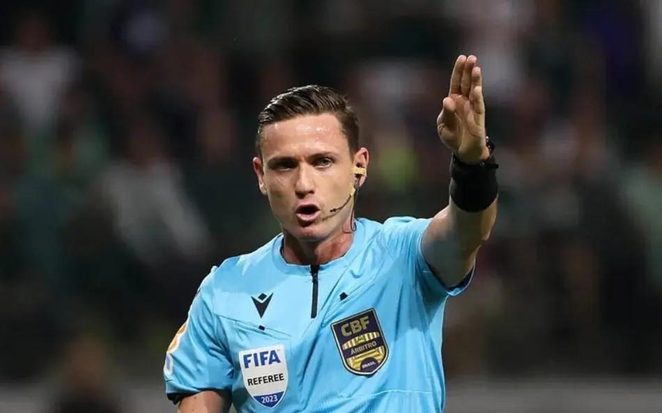 CBF reage às reclamações e suspende equipes de arbitragem de dois jogos do Brasileirão. Ramon Abatti Abel (Fifa-SC) será colocado na geladeira (Foto/Reprodução)