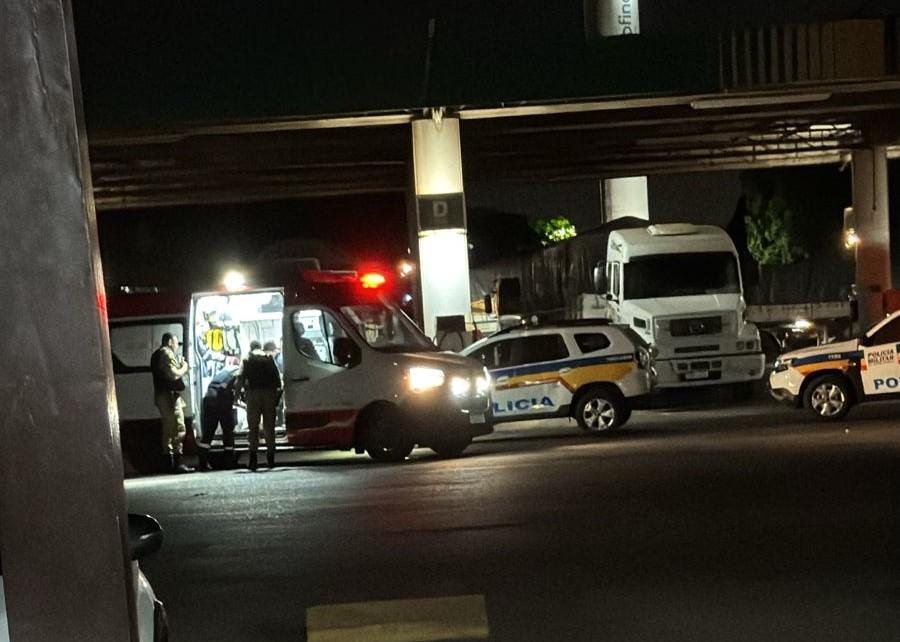 Viatura da Polícia Militar e equipe do Samu prestaram atendimento a Dandara, travesti, vítima de esfaqueamento no pátio de posto na Filomena Cartafina  (Foto/Divulgação)