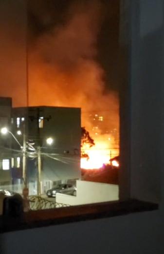 O combate contou com o uso de abafadores, sopradores e água, e durou cerca de duas horas até que o incêndio fosse completamente controlado (Foto/Reprodução)