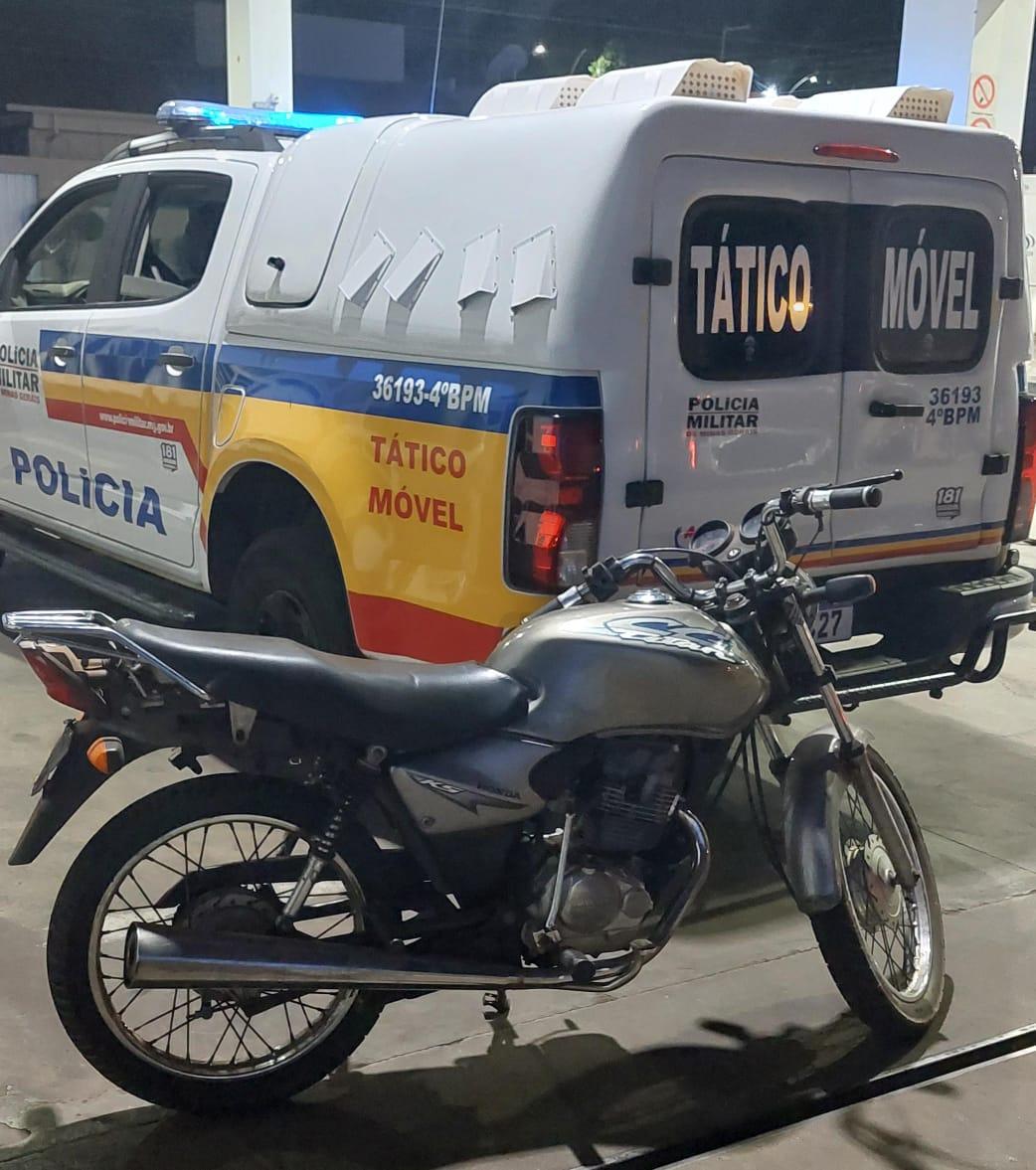 Moto com sinais de adulteração foi apreendida e suspeito levado para a delegacia. (Foto/Divulgação/PMMG)