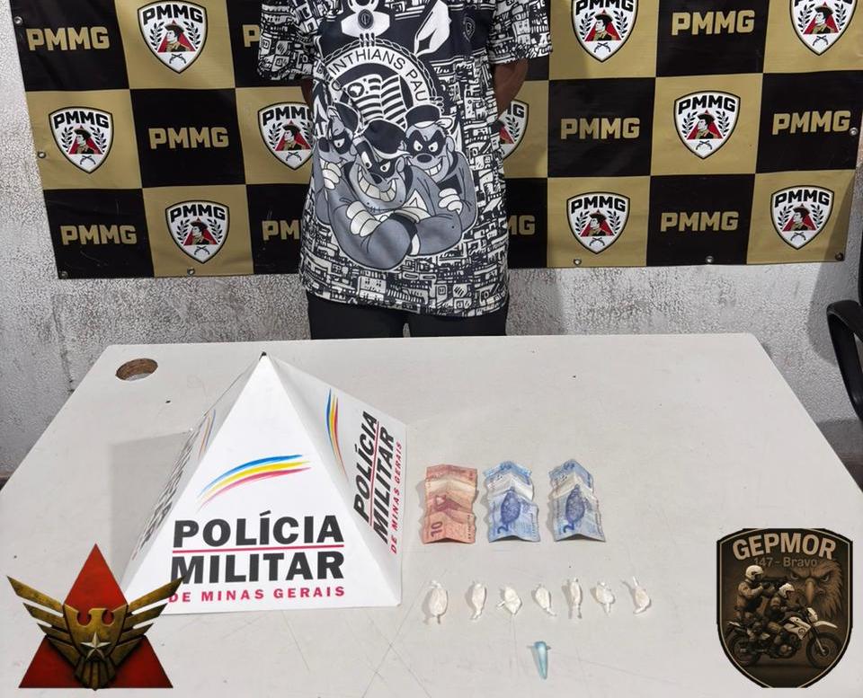 Drogas e dinheiro apreendidos com o suspeito foram levados para a delegacia. (Foto/Divulgação/PMMG)
