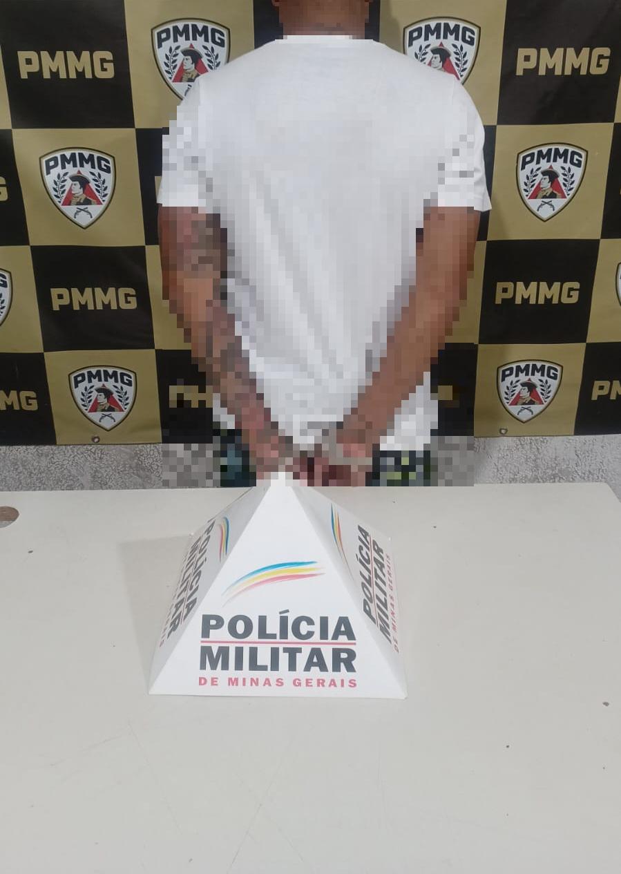 O suspeito foi detido em Uberaba por mandado de prisão por estupro de vulnerável e levado à Delegacia de Plantão. (Foto/Divulgação/PMMG)