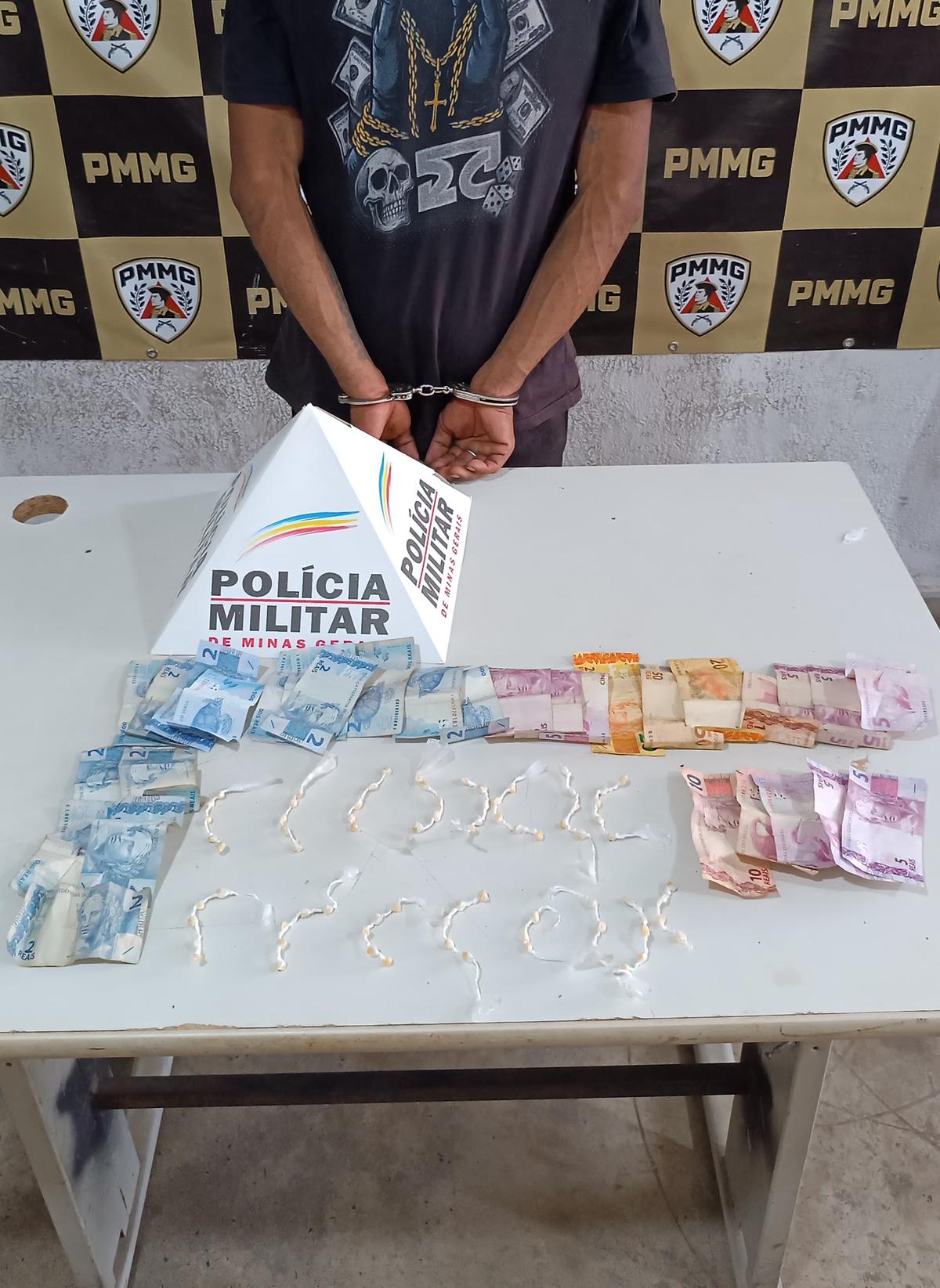 Durante batida policial, homem é preso em Uberaba com 75 pedras de crack e dinheiro apreendido. (Foto/Divulgação/PMMG)