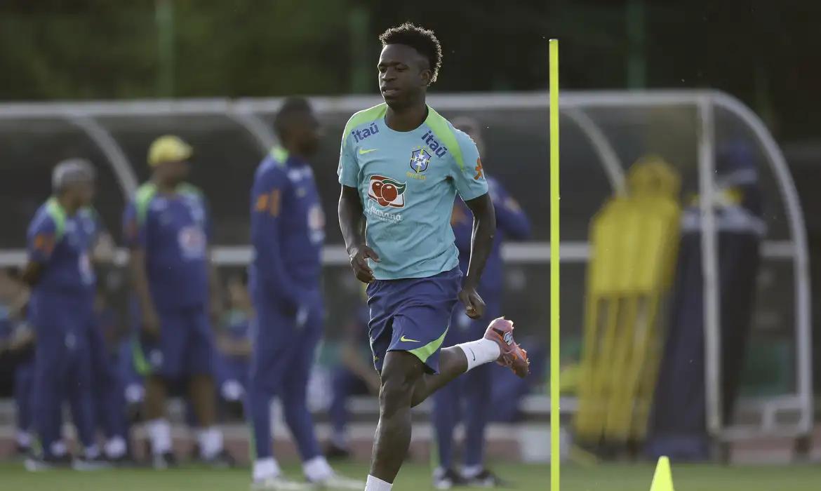 O técnico formou a equipe no início do treinamento com: Bento; Vitinho, Éder Militão, Gabriel Magalhães e Douglas Santos; Casemiro e Lucas Paquetá; Estêvão, Matheus Cunha, Vini Júnior e Rodrygo (Foto/Rafael Ribeiro/CBF/Direitos Reservados)