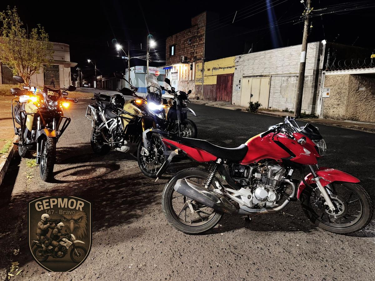 Durante operação do GEPMOR, motocicleta furtada foi recuperada e suspeito acabou preso em Uberaba. (Foto/Divulgação/PMMG)