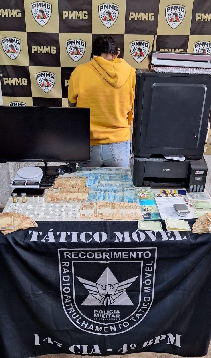 Drogas, R$ 9 mil e laboratório de falsificação digital foram descobertos. (Foto/Divulgação/PMMG)