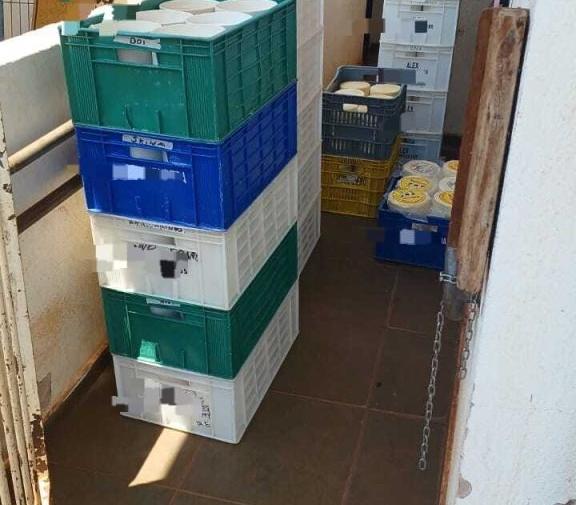 Durante a vistoria, os militares encontraram 280 peças de queijo armazenadas sem refrigeração, com acondicionamento inadequado e sem qualquer documentação fiscal ou sanitária exigida para transporte e comercialização (Foto/Divulgação)