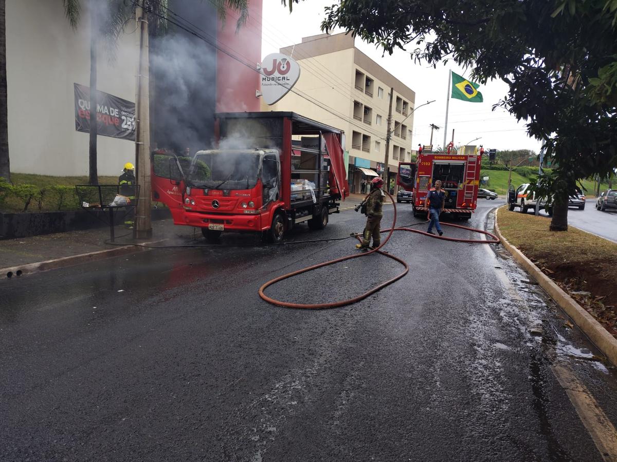 Após a extinção do fogo, foi realizado o resfriamento da estrutura do caminhão e a vistoria da área para eliminar qualquer risco de reignição (Foto/Divulgação)