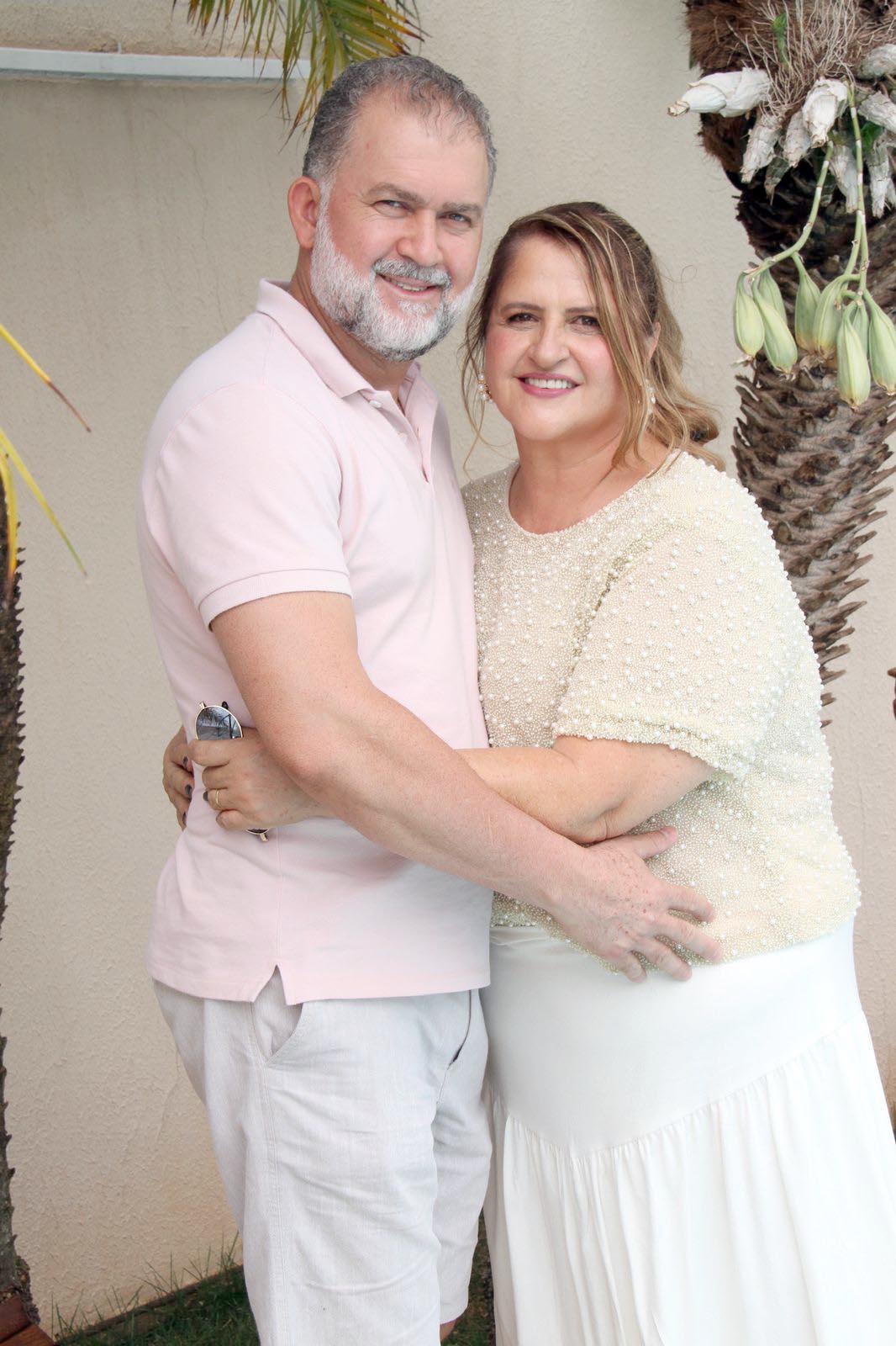 Cida Alves comemorou com festa animada seus 60 anos ao lado do marido, Maurício Rorato, ela bem recebeu amigos e familiares queridos (Foto/Babi Magela)