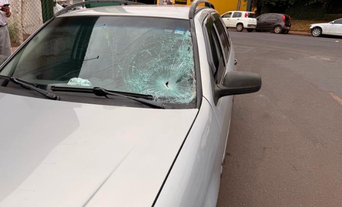 VW Parati envolvido no atropelamento que deixou aposentado gravemente ferido teve danos no para-brisa com o impacto (Foto/Divulgação)