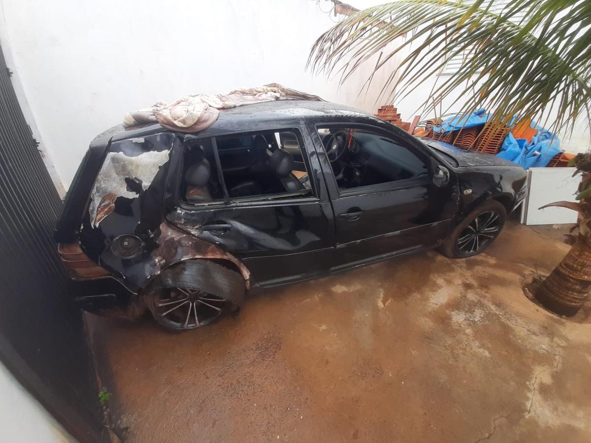 Polícia Civil localizou o VW Golf envolvido no acidente que matou os empresários Paulo César Carneiro da Silva, 52, e Uiara Lucas Nogueira, 44, na avenida Filomena Cartafina (Foto/Divulgação)