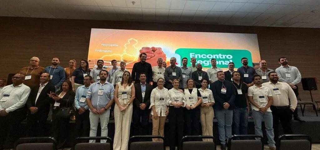 Mais de 80 prefeitos e lideranças das regiões do Triângulo Mineiro, Alto Paranaíba e Noroeste de Minas se reuniram ontem em Patos de Minas (3-30/Divulgação)