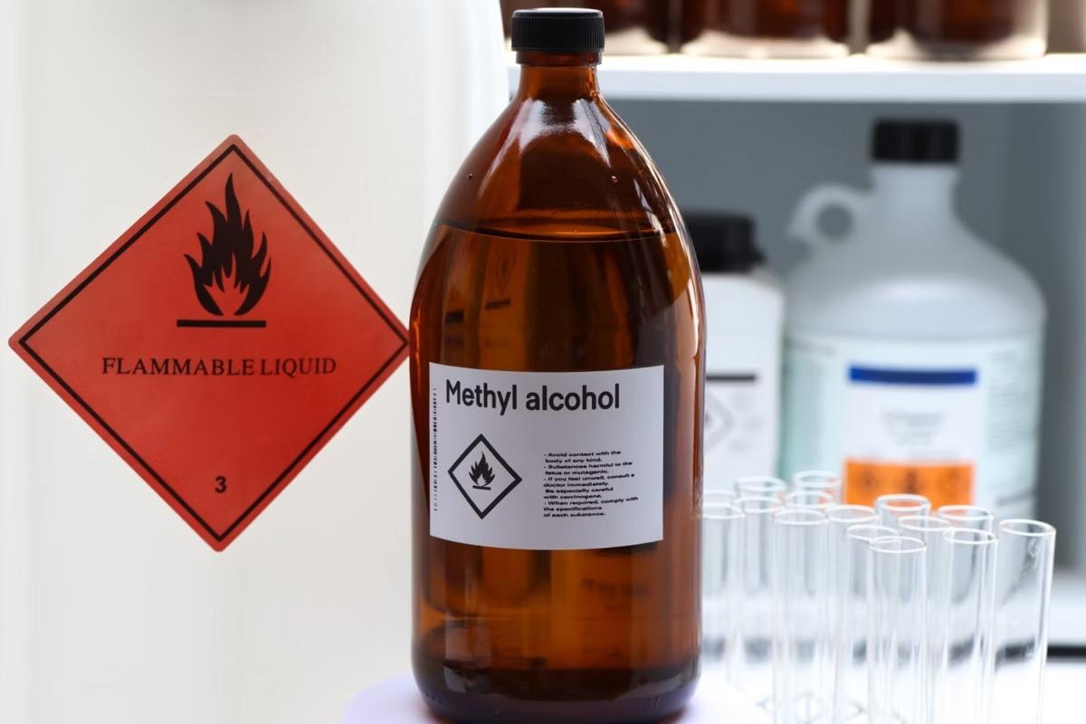 O metanol é usado na indústria como solvente (Foto/Getty Images/iStockphoto)