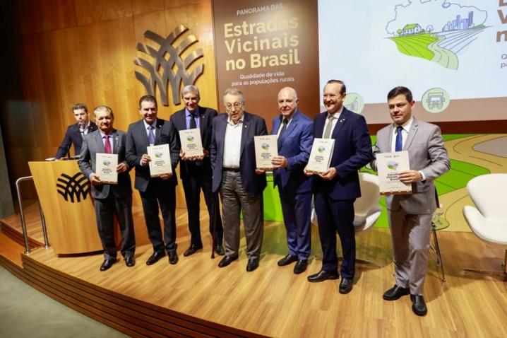 Estudo apontando a necessidade de investimento de R$2,6 bilhões em estradas vicinais foi entregue em Brasília na semana que passou. (Foto/Divulgação)