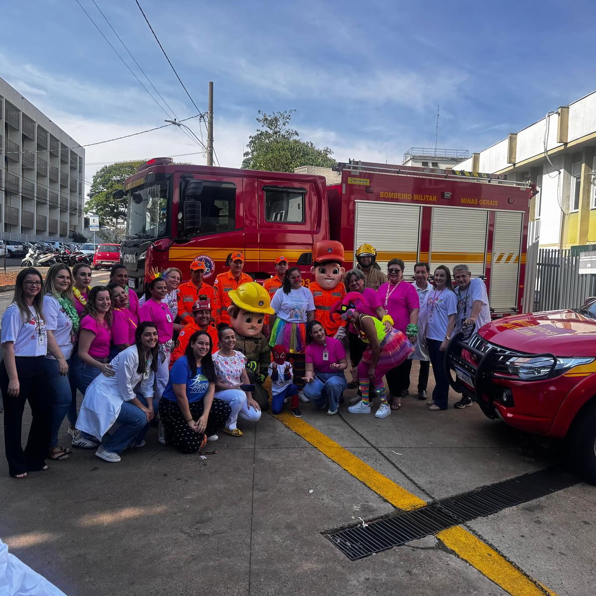 A corporação integrou o mutirão de cirurgias pediátricas promovido pela instituição, levando alegria e emoção às crianças internadas, familiares e profissionais da saúde (Foto/Divulgação Corpo de Bombeiros)