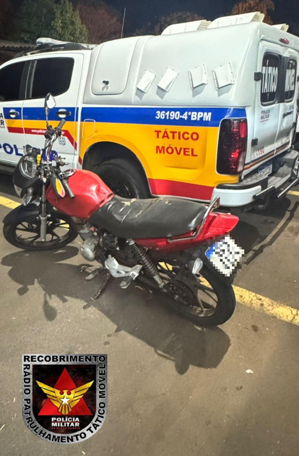 Motocicleta com numeração adulterada foi apreendida durante abordagem da PM; condutor, já conhecido por furtos, descumpria medida judicial. (Foto/Divulgação/PMMG)