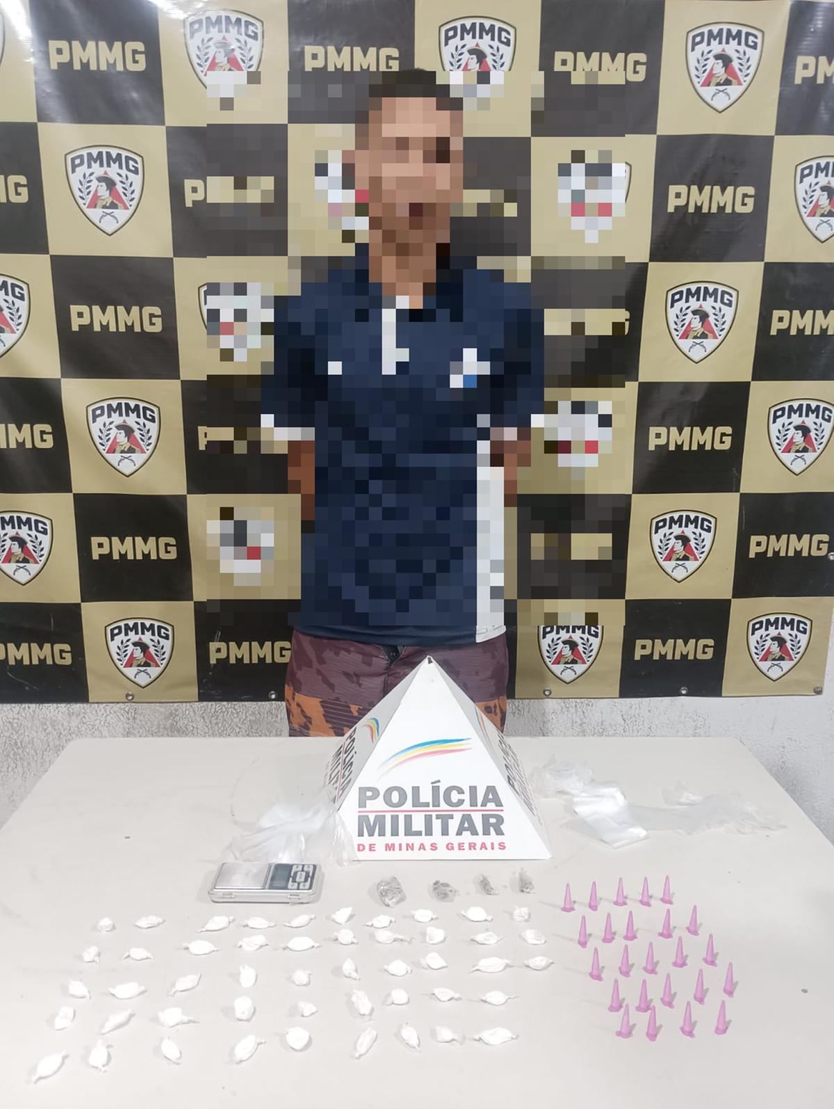 Cão farejador da ROCCA encontrou esconderijo com cocaína, maconha e balança de precisão durante operação da PM no bairro Alvorada. (Foto/Divulgação/PMMG)