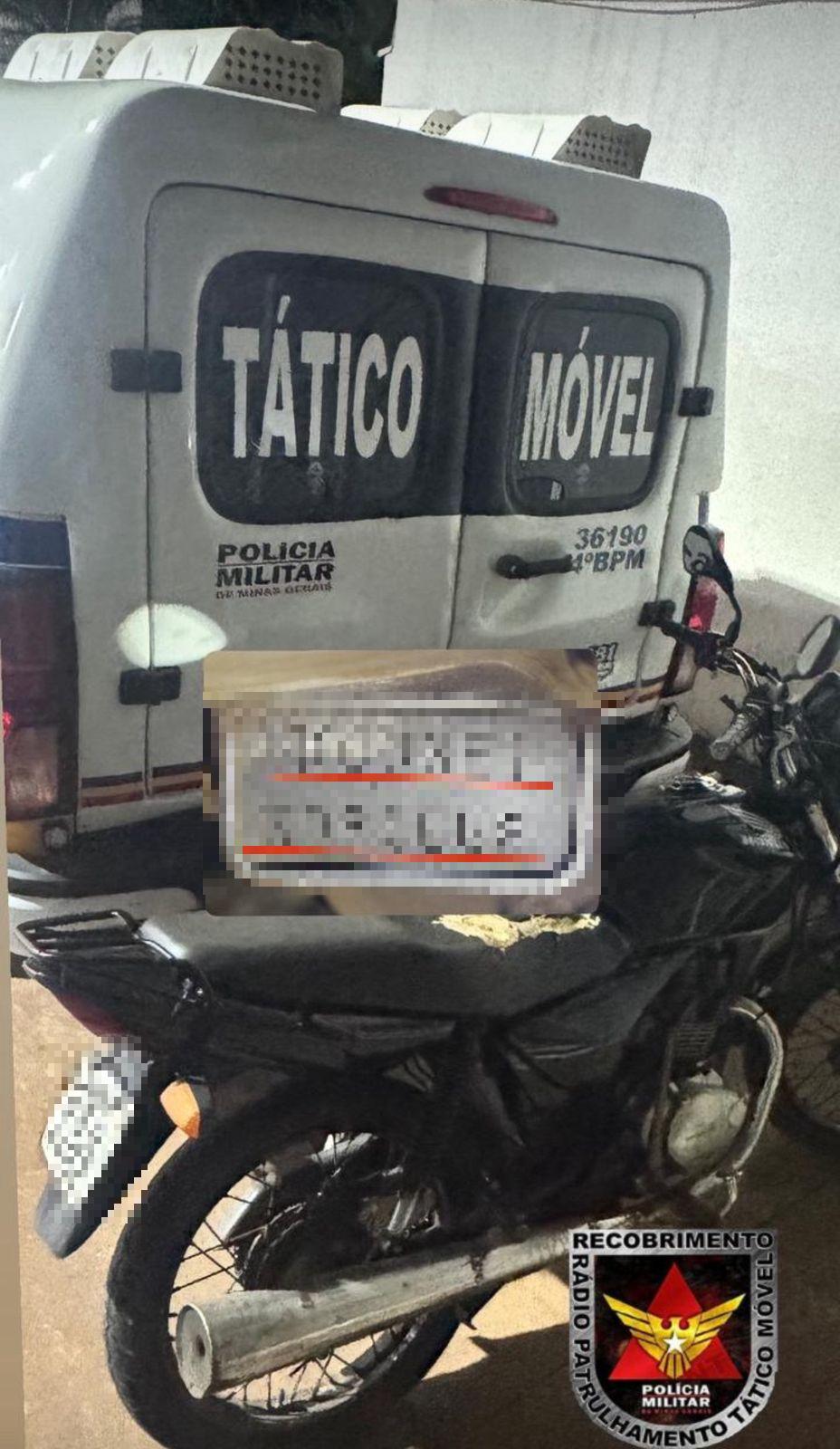 Motocicleta com numeração adulterada foi apreendida durante abordagem da PM no bairro Maracanã; autor cumpre pena por roubo e descumpria medida judicial. (Foto/Divulgação/PMMG)