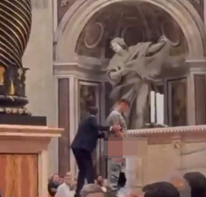 Homem fez xixi no altar da Basílica de São Pedro (Foto/Reprodução redes sociais)