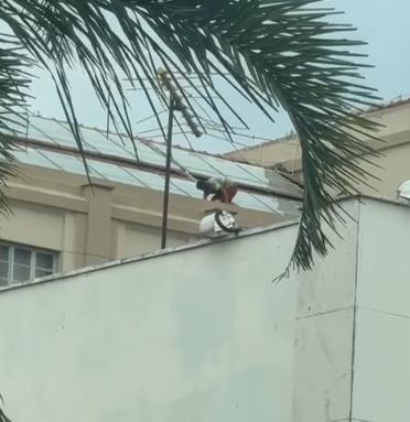 O vídeo mostra a ausência de EPI e de sistemas de segurança durante a atividade em altura, em um prédio localizado na avenida Leopoldino de Oliveira (Foto/Reprodução)