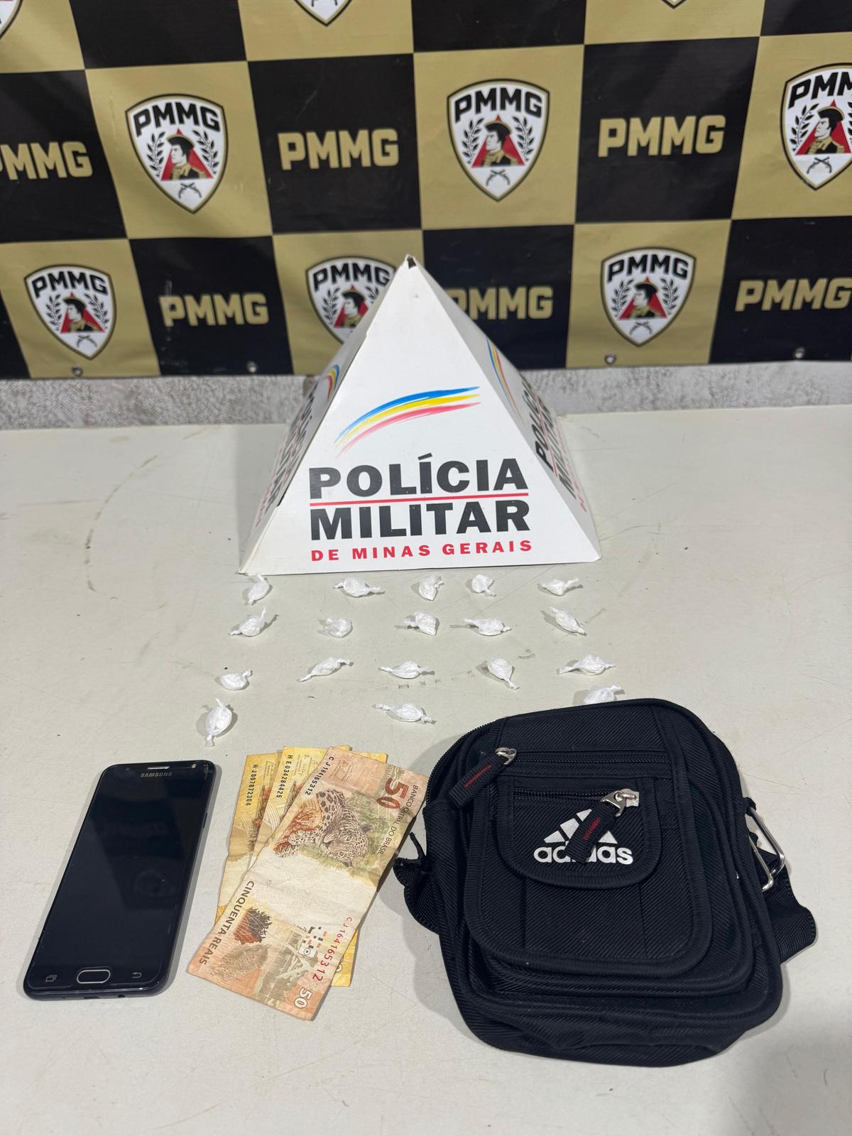PM apreende 18 papelotes de cocaína e prende suspeito de tráfico no bairro Serra do Sol, em Uberaba. (Foto/Divulgação/PMMG)