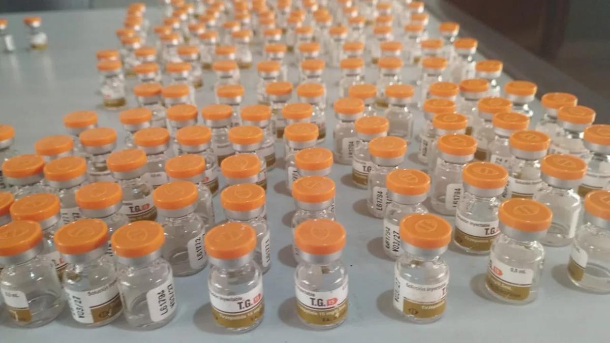 Durante a vistoria, os policiais encontraram as ampolas escondidas na região do filtro do ar-condicionado. Cada unidade do medicamento é vendida ilegalmente por cerca de R$ 1.200 (Foto/Divulgação)