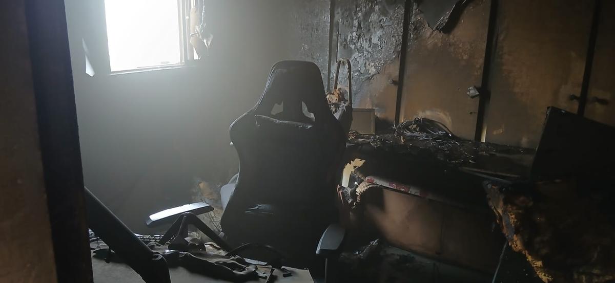 Ao chegar ao local, a equipe constatou que o fogo estava confinado em um dos quartos do imóvel, atingindo mobiliários e objetos pessoais (Foto/Divulgação)