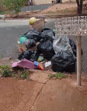 No bairro Girassol 1, uma moradora da rua 5 informou que o lixo permaneceu acumulado por três dias consecutivos, na porta de sua residência (Foto/Reprodução)