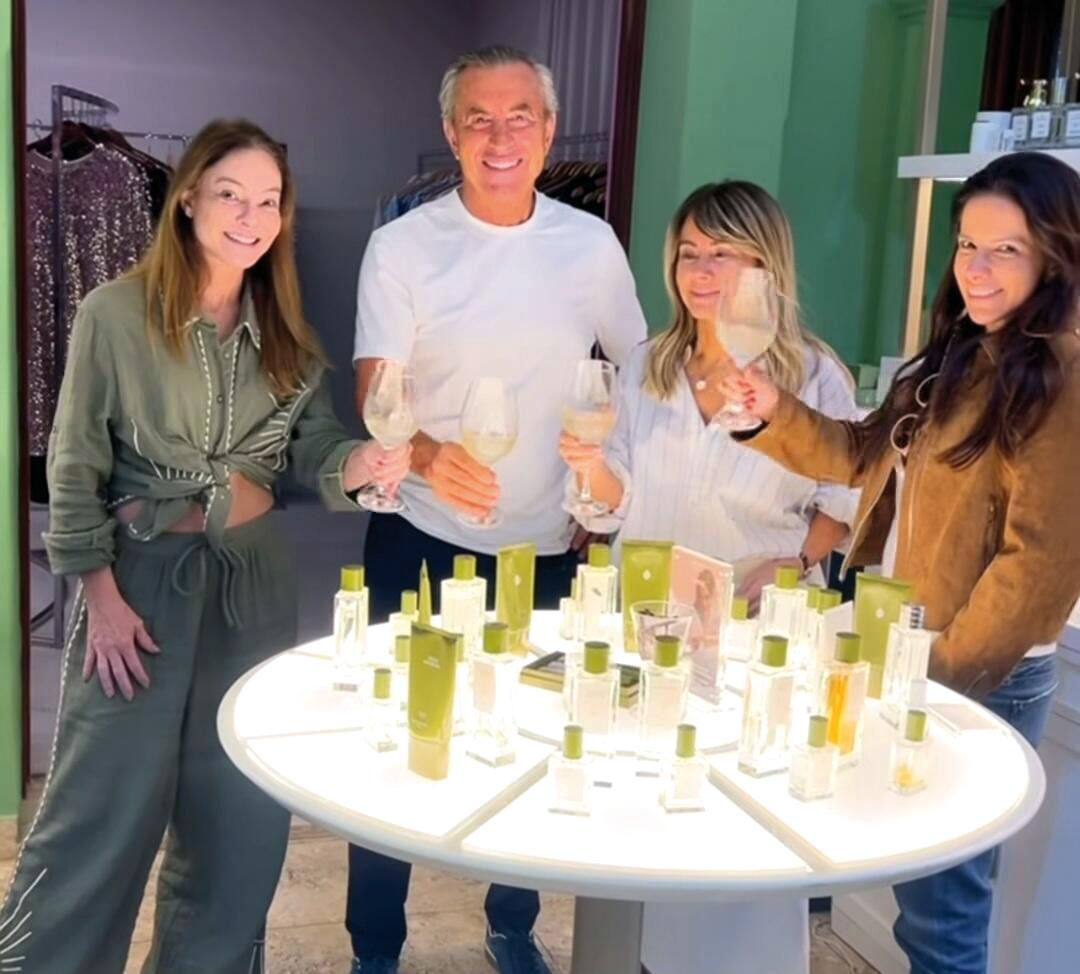 Tânia Bulhões esteve em Uberaba na semana passada, visitando as obras – já adiantadas – do Bosque TB, o complexo de produção da marca em nossa cidade; na foto em momento de descontração com o marido Dagoberto Zanon, a filha Daniela e Mônica Abreu (Foto/Arquivo pessoal)