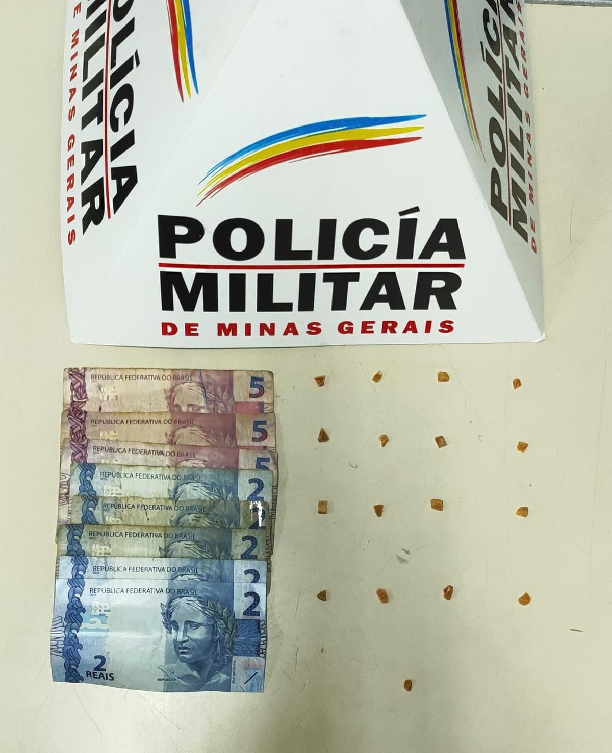 Frasco com 17 pedras de crack foi apreendido pela PM durante flagrante de tráfico no Parque das Américas. (Foto/Divulgação/PMMG)