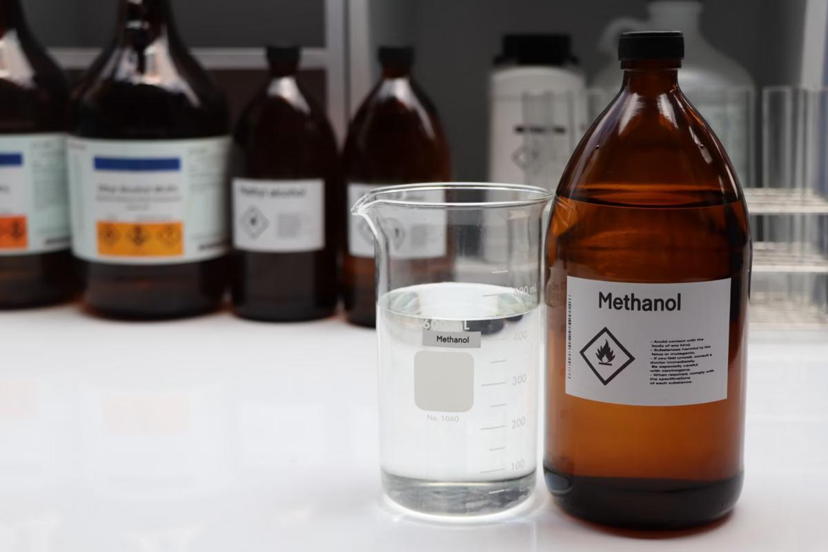 Diversos casos suspeitos de intoxicação por metanol após consumir bebidas alcoólicas foram identificados no país (Foto/Getty Images/iStockphoto)