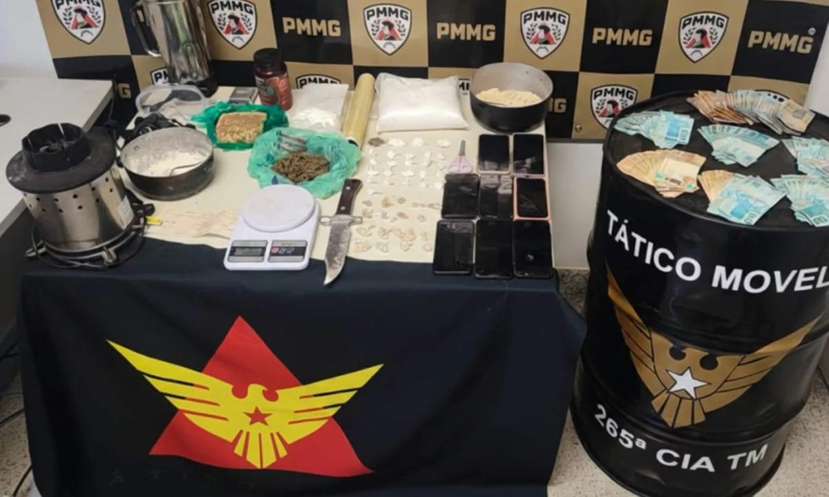 Durante o flagrante, a suspeita ainda tentou subornar um dos policiais, oferecendo R$ 7 mil para ser liberada (Foto/PMMG/Divulgação)