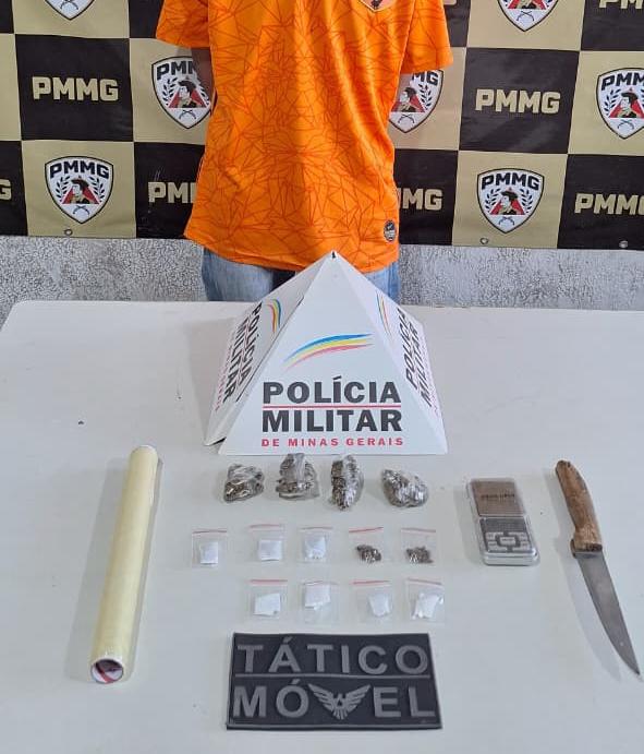 Tático Móvel estoura ponto de tráfico na Vila Arquelau; drogas, balança de precisão e material de dolagem foram apreendidos. (Foto/Divulgação/PMMG)