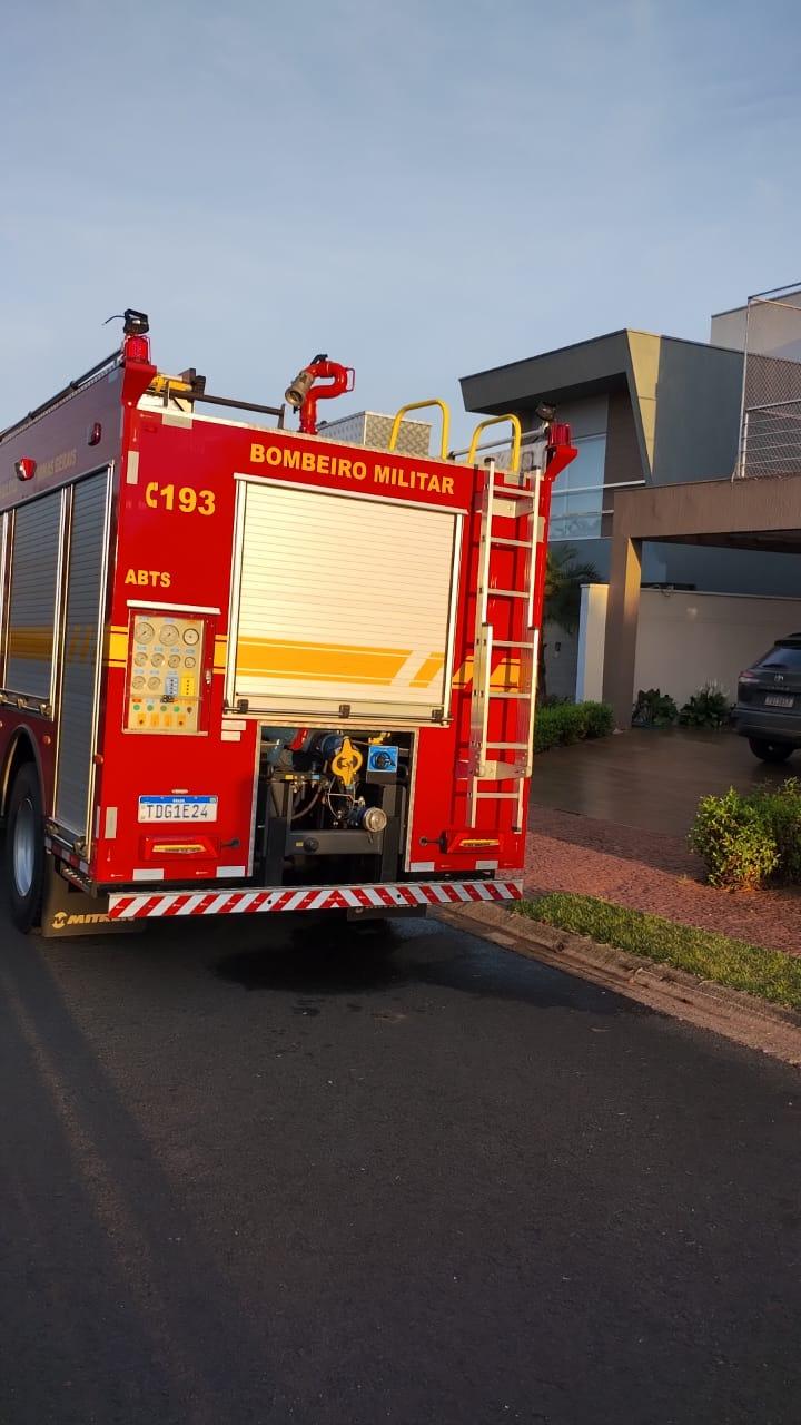 O incêndio foi controlado por meio de técnicas de abafamento e resfriamento, evitando que as chamas se alastrassem para outros cômodos (Foto/Divulgação)