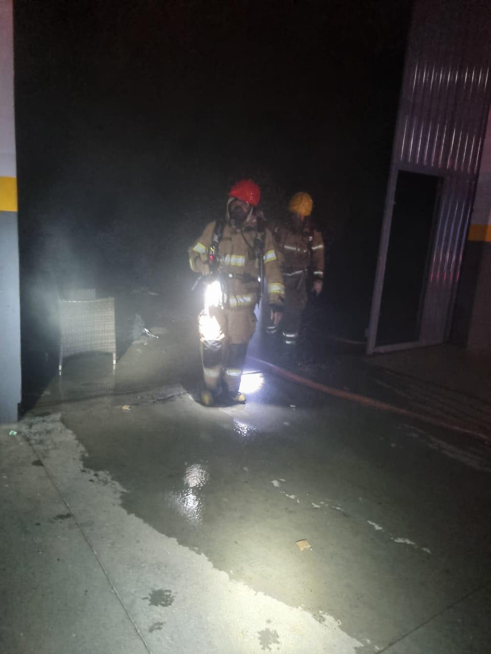 Ao chegarem ao local, as equipes constataram que o foco do incêndio estava concentrado em um escritório situado no pavimento superior da oficina (Foto/Divulgação)