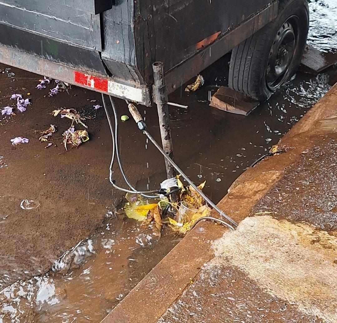 “Vários food trucks estão com fios expostos onde a enxurrada se acumula. Não entendo muito, mas não seria perigoso tomar um choque?”, disse o denunciante (Foto/Reprodução)