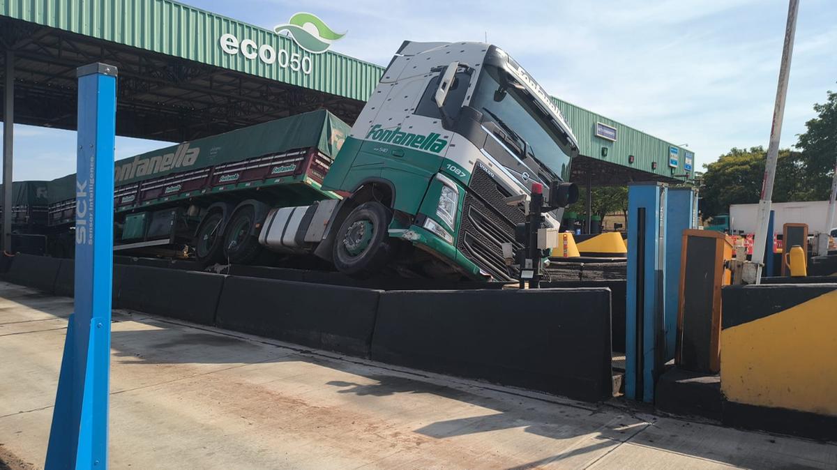 Segundo informações da administradora da rodovia, o veículo pesado possivelmente perdeu o controle ao passar pela cabine automática e avançou sobre a barreira de contenção, causando danos na estrutura (Foto/Reprodução)