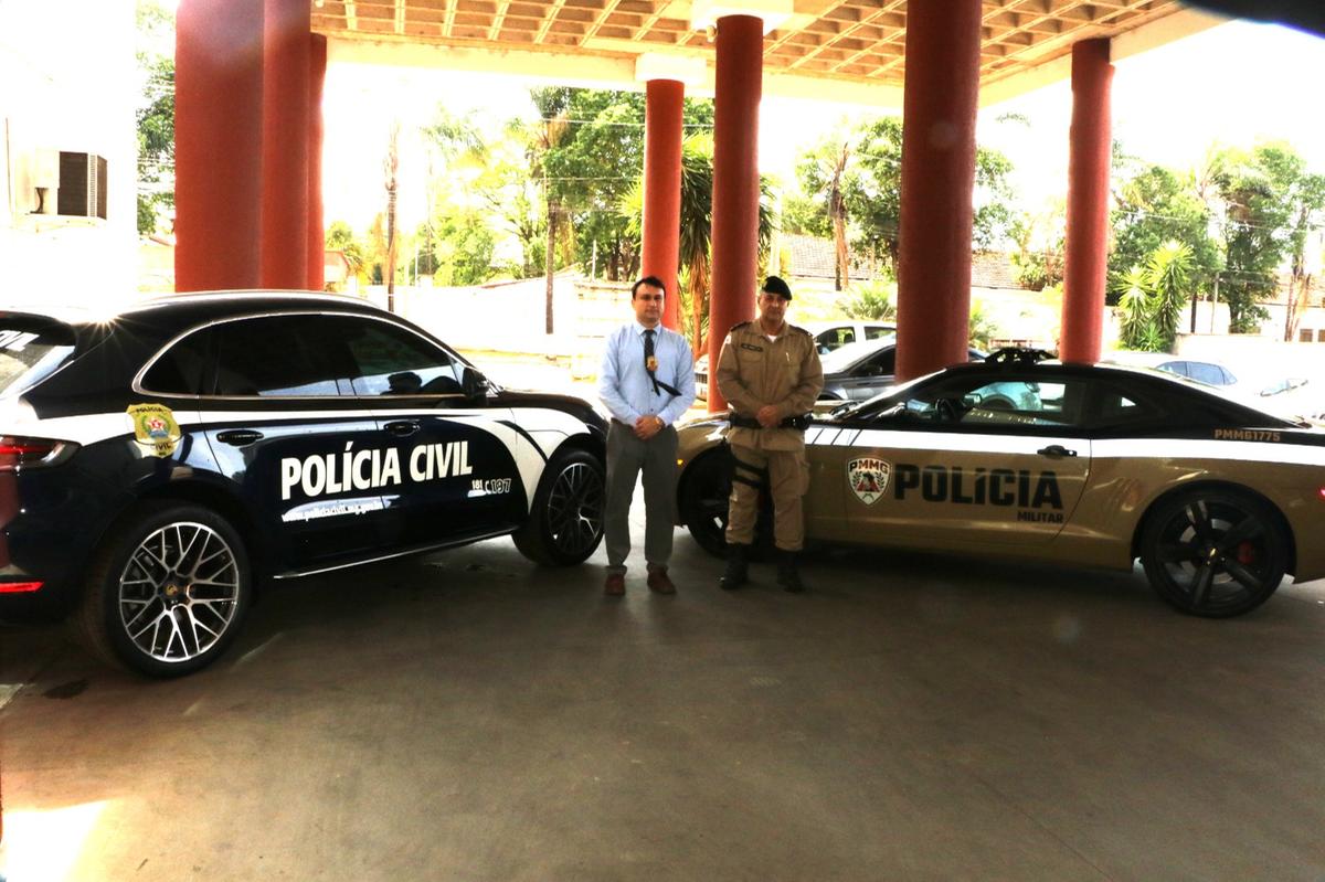 O delegado-chefe do 5º Departamento de Polícia Civil, César Felipe Colombari, ao lado do Porsche, e o coronel PM Rodrigo Wolf, comandante da 5ª Região da Polícia Militar, junto ao Camaro (Foto//Sérgio Teixeira/5ªRPM)
